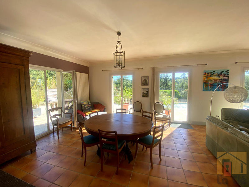 Maison - 270 m² - 9 pièces