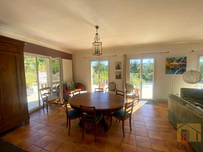 Maison - 270 m² - 9 pièces