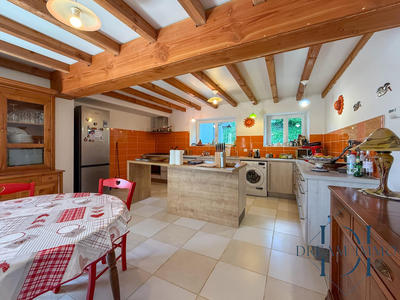 Maison - 280 m² - 8 pièces