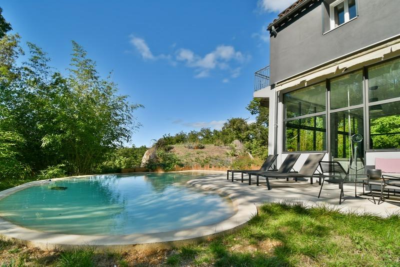 Propriété - 330 m² - 13 pièces