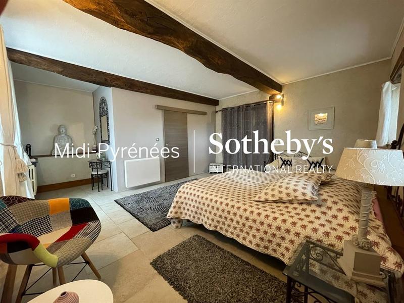 Propriété - 661 m² - 16 pièces