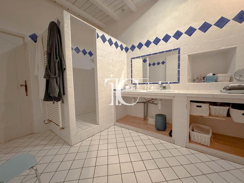 Maison - 272 m² - 8 pièces