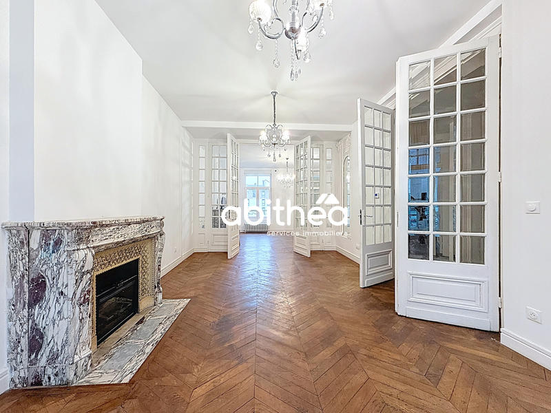 Maison - 280 m² - 11 pièces