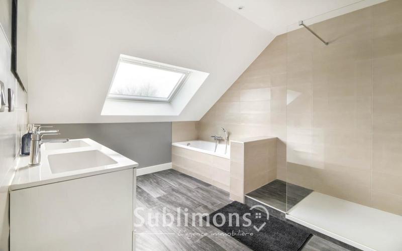 Maison - 250 m² - 8 pièces