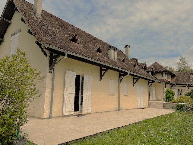 Maison - 231 m² - 8 pièces