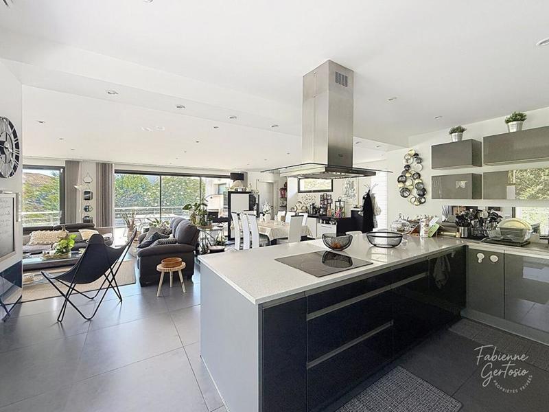 Maison - 240 m² - 7 pièces