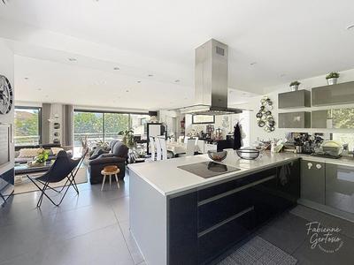 Maison - 240 m² - 7 pièces