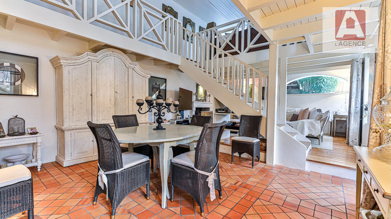 Maison - 234 m² - 7 pièces