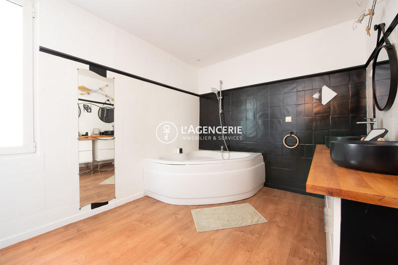 Maison - 210 m² - 6 pièces