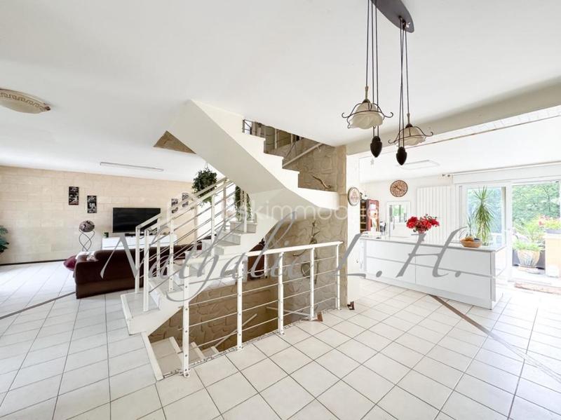 Pavillon - 240 m² - 8 pièces