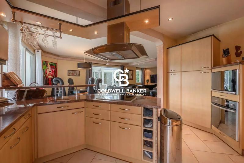 Maison - 285 m² - 6 pièces