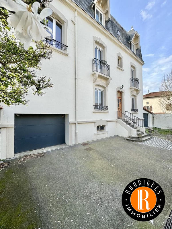 Maison - 285 m² - 12 pièces