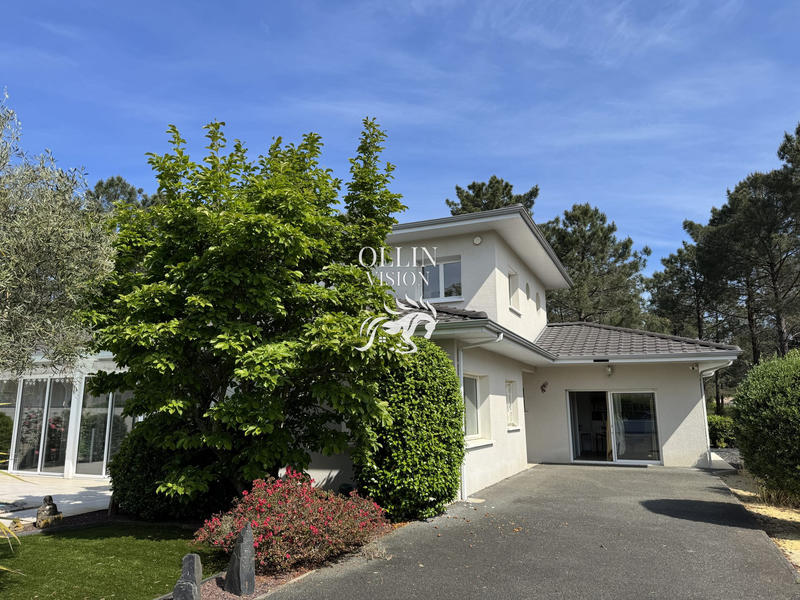 Villa - 208 m² - 9 pièces