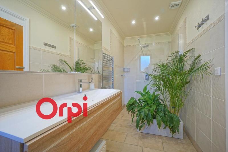 Maison - 252 m² - 9 pièces