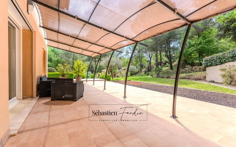 Maison - 320 m² - 11 pièces