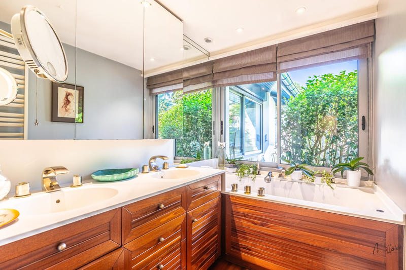 Maison - 258 m² - 10 pièces