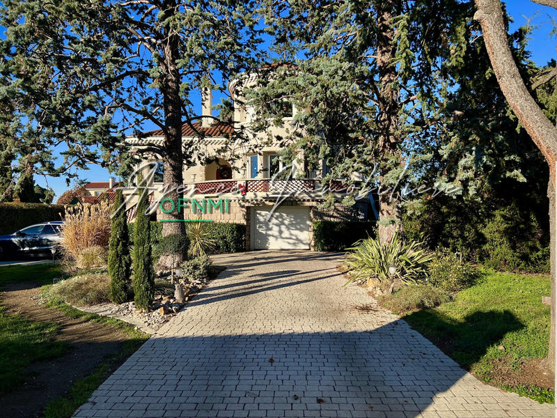 Maison - 275 m² - 8 pièces