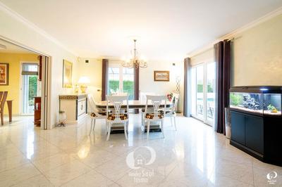 Maison traditionnelle - 274 m² - 8 pièces