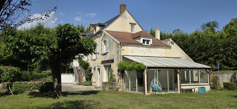 Propriété - 205 m² - 9 pièces