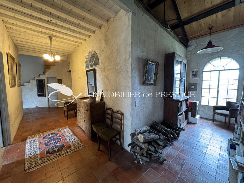 Propriété - 1 166 m² - 15 pièces