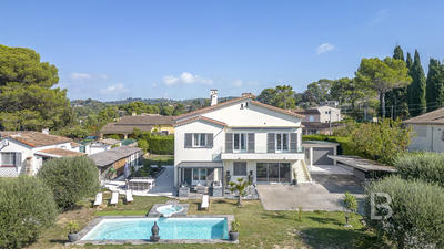 Maison - 240 m² - 8 pièces