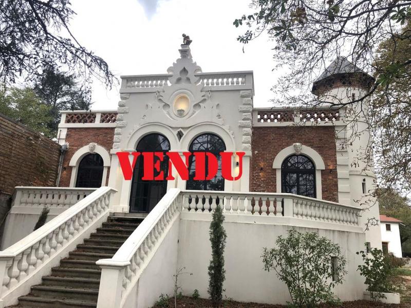 Propriété - 254 m² - 7 pièces