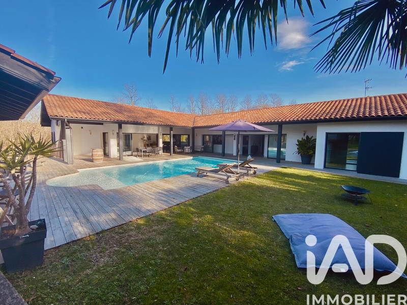 Maison - 220 m² - 7 pièces