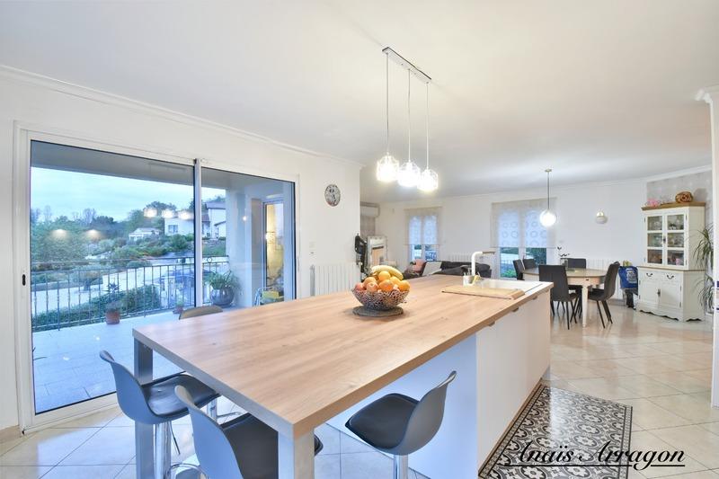 Maison - 232 m² - 8 pièces
