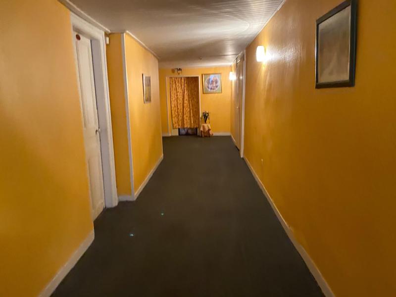 Local commercial - 1 300 m² - 50 pièces