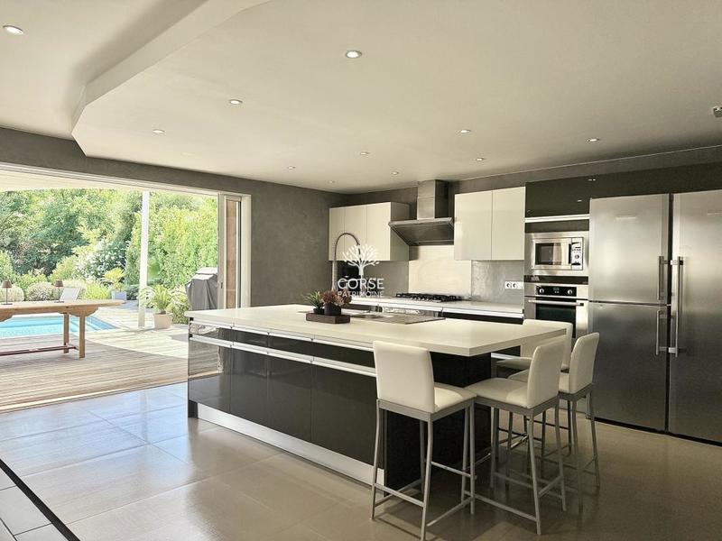 Villa - 201 m² - 6 pièces