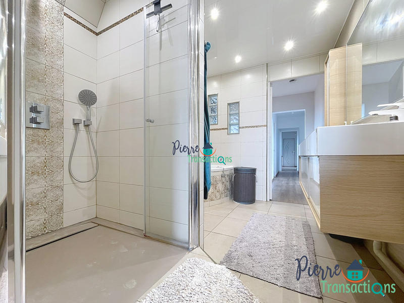 Maison - 200 m² - 5 pièces