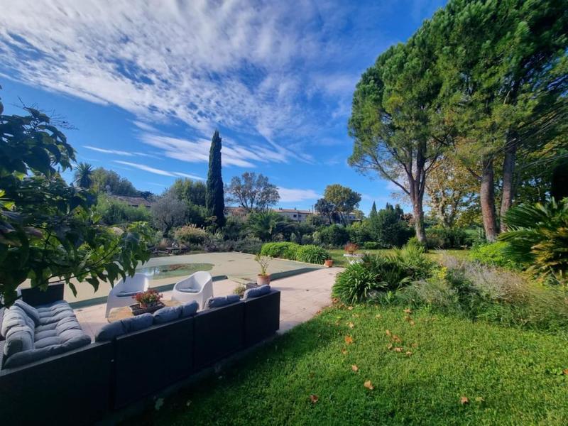 Maison - 256 m² - 5 pièces