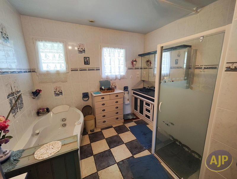 Maison - 185 m² - 7 pièces