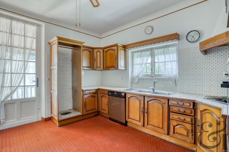 Maison - 244 m² - 9 pièces