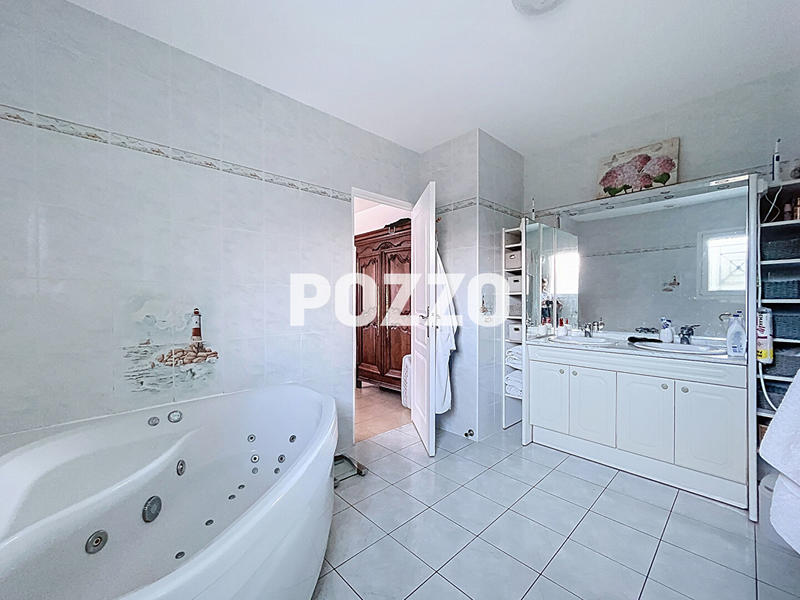 Maison - 237 m² - 9 pièces