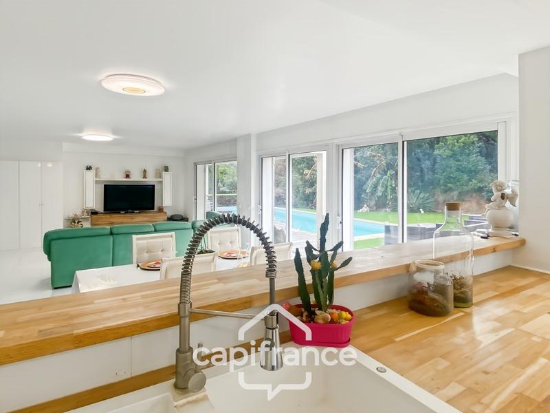 Maison - 220 m² - 8 pièces