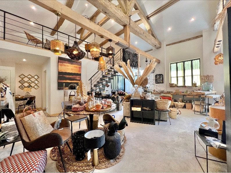 Maison - 900 m² - 25 pièces