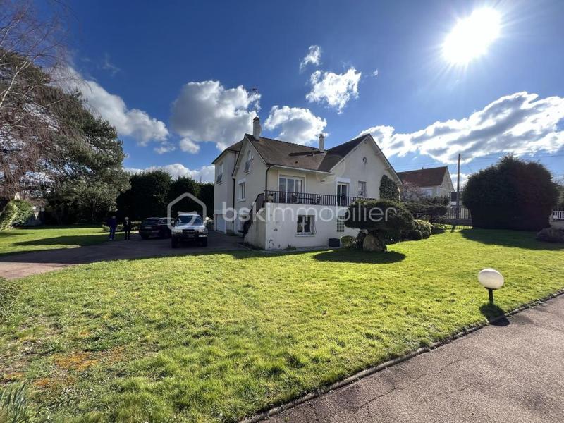 Maison traditionnelle - 222 m² - 6 pièces