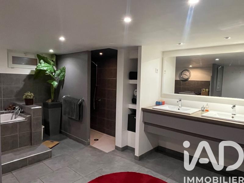 Maison - 210 m² - 8 pièces