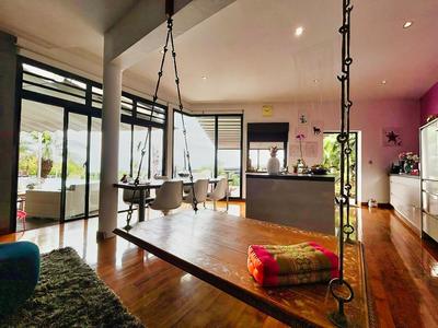 Villa - 300 m² - 6 pièces