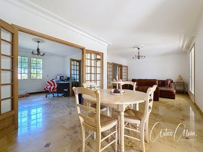 Maison - 220 m² - 7 pièces