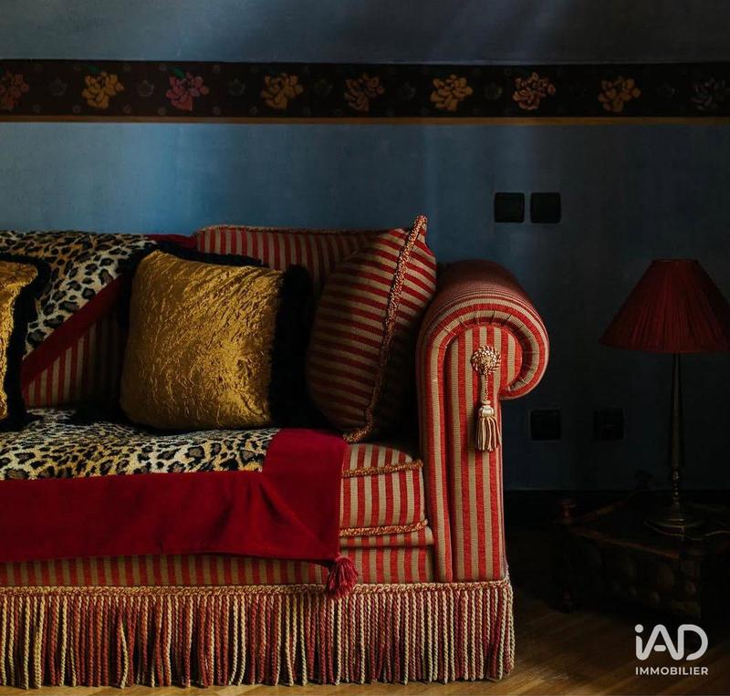 Maison - 1 044 m² - 15 pièces