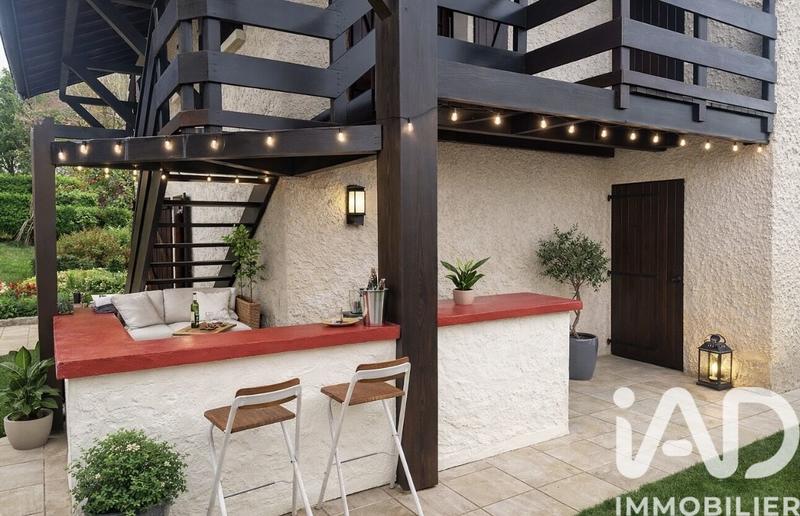 Maison - 285 m² - 9 pièces