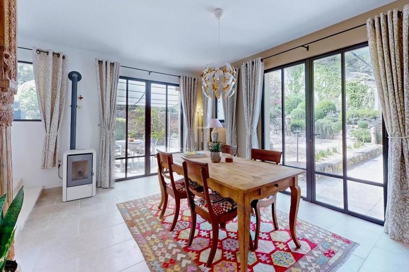 Propriété - 230 m² - 6 pièces