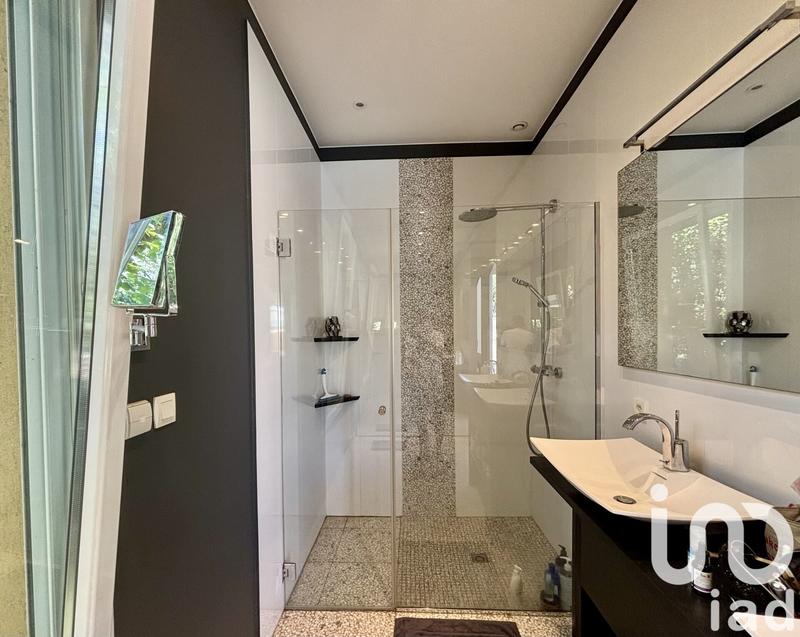 Maison - 240 m² - 7 pièces