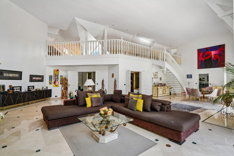 Maison - 450 m² - 10 pièces