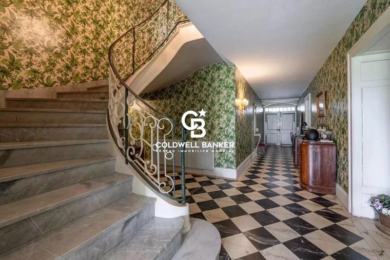 Maison - 554 m² - 15 pièces