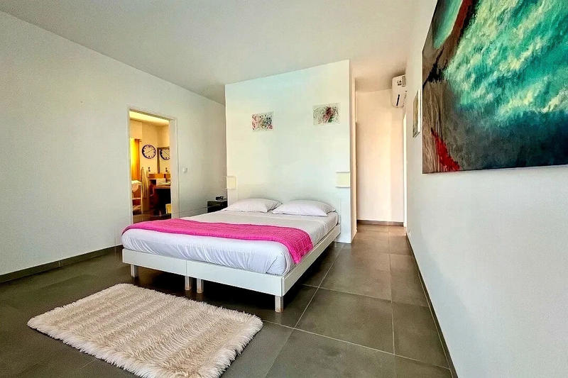 Maison - 240 m² - 8 pièces