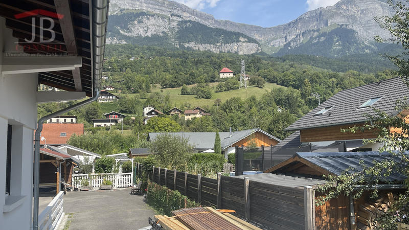 Maison - 233 m² - 9 pièces