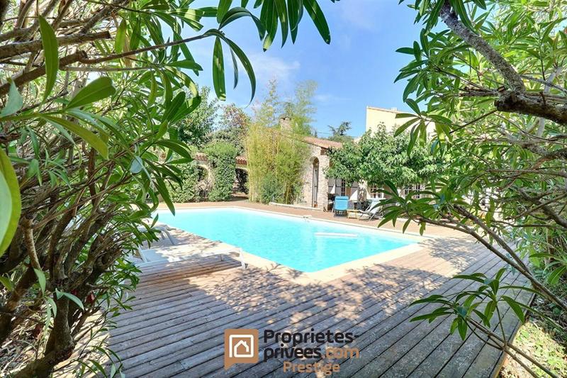 Maison - 241 m² - 10 pièces